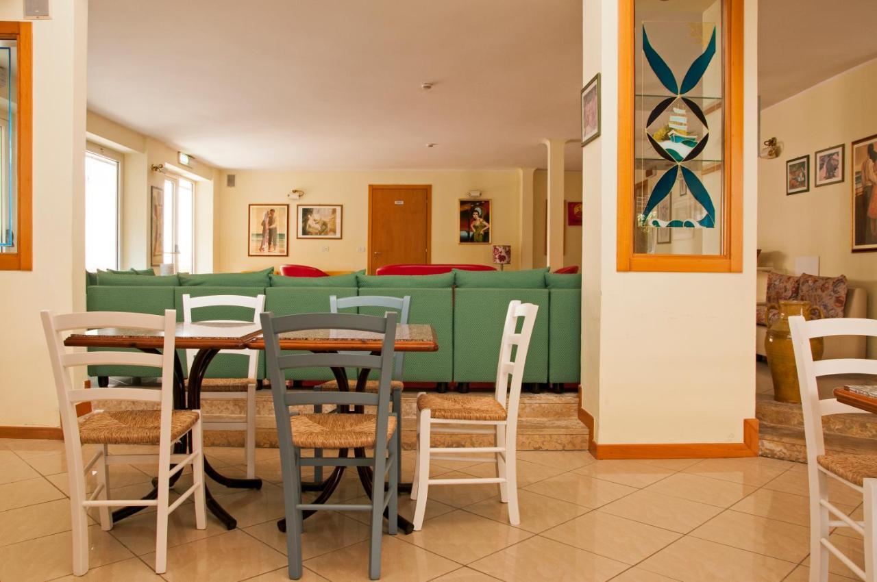 Hotel Rugantino เชเซนาติโก ภายนอก รูปภาพ